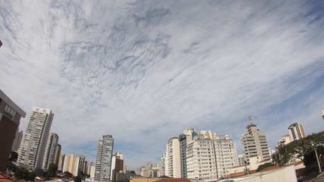 lapso de tiempo en vila madalena en são paulo, varios edificios y cielo azul en un día soleado
