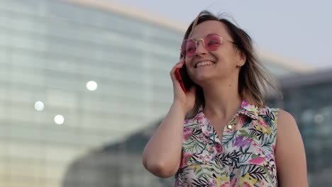 Chica-Con-Gafas-De-Sol-De-Moda-Hablando-Por-Teléfono-Móvil.-Hacer-Llamadas-En-El-Teléfono-Inteligente.-Vacaciones,-Turismo