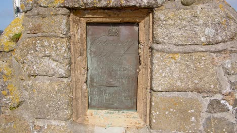 Placa-De-Metal-Y-Piedra-Que-Representa-La-Visita-De-La-Reina-Victoria-Al-Monte-De-San-Miguel.