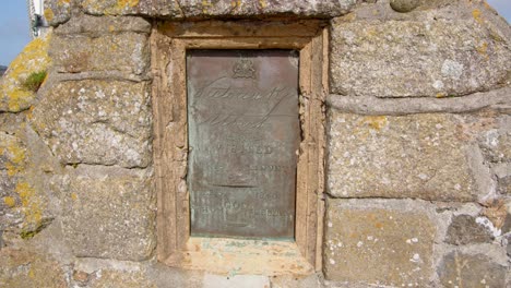 placa de metal y piedra que representa la visita de la reina victoria al monte de san miguel