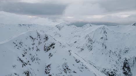 Schwenkende-Zeitlupen-Panorama-Drohnenaufnahme-Des-Pirin-Berggipfels-Todorka-In-Bulgarien