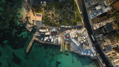 disparo de drones en dirección descendente hacia el astillero en la bahía de mellieha, malta
