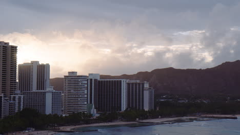 amanecer rompiendo sobre waikiki hotel and resorts, panorámica a la derecha, revelando cabeza de diamante, hawaii