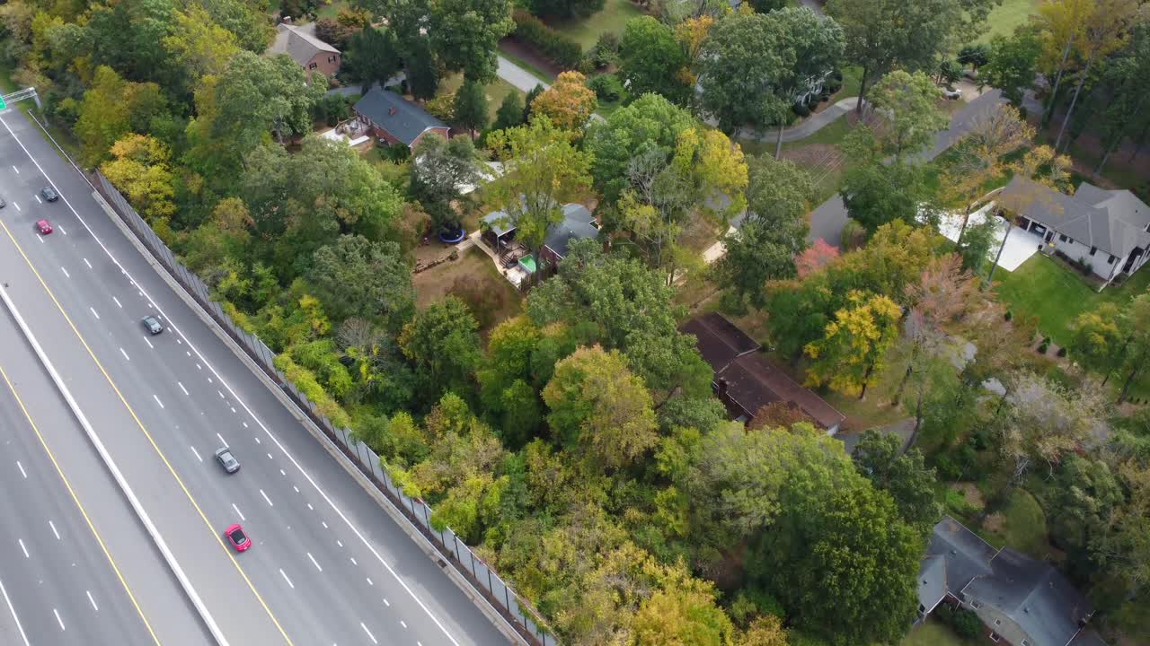 autopista con vecindario al lado en clemmons nc