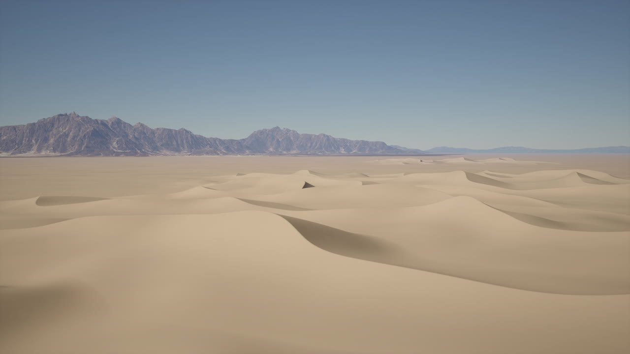 обширный пустынный пейзаж с песчаными дюнами и горным хребтом на расстоянии