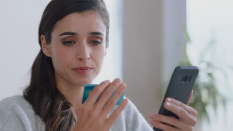 mujer hermosa usando un teléfono inteligente comprando en línea gastando dinero en tarjeta de crédito aplicación de banca móvil con moneda digital disfrutando de libertad financiera