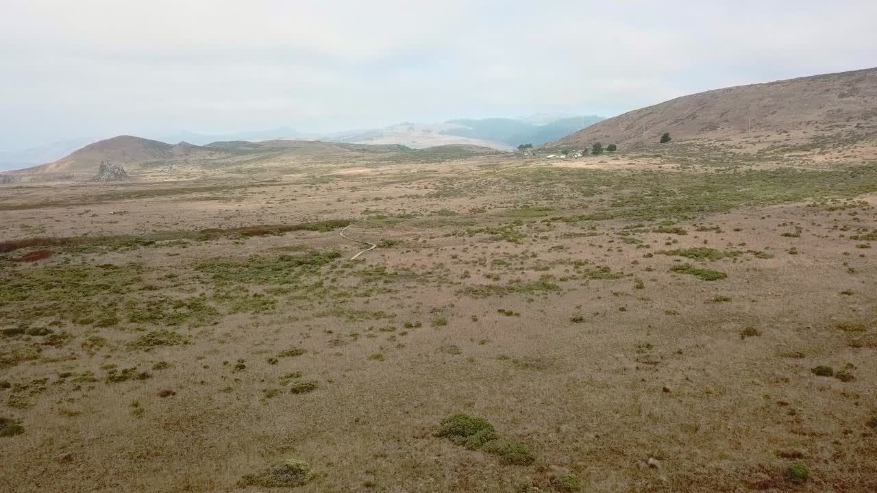 vuelo de drones sobre el campo de la bahía de bodega