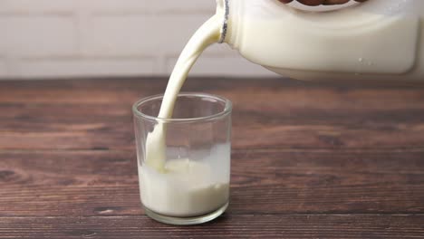 vertiendo leche en un vaso