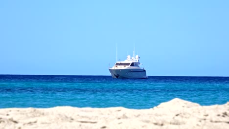 Luxusyacht-Vom-Strand-Entfernt