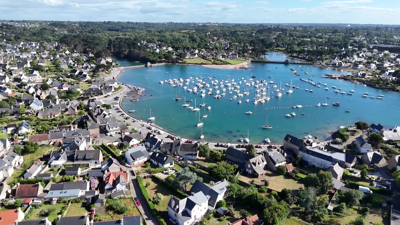 Huse og marina Perros Guirec Bretagne Frankrig drone luftfoto