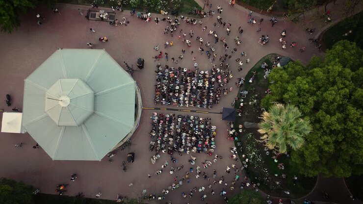Veduta drone 4K 30FPS di persone a un concerto all'aperto in un parco a Buenos Aires - Boom Shot.