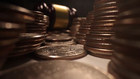 pilas de monedas y martillo de madera para el juez