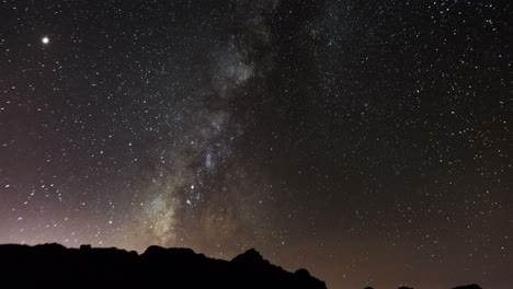 secuencia de lapso de tiempo de la vía láctea en el parque nacional del teide en tenerife