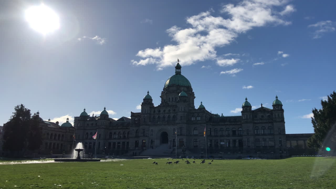 hiperlapso del parlamento de victoria en un día soleado