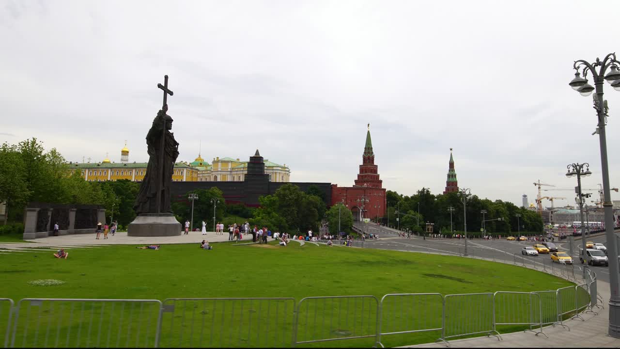 Toma aérea con dron de la torre del Kremlin de Moscú y el Gran Palacio en la capital de Rusia