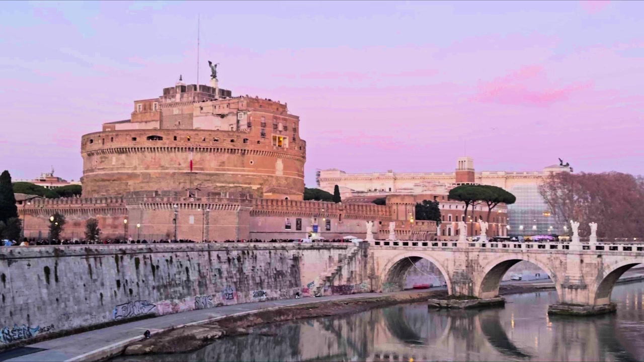Naturskøn aftenudsigt over Castel Sant’Angelo og broen over Tiberen i Rom, Italien, oplyst af blødt lys fra solnedgangen og historisk arkitektur.