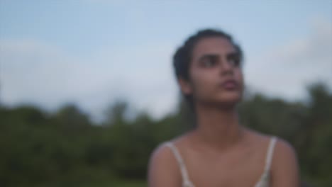 Schwenken,-Herauszoomen,-Verschwommene-Porträtaufnahme-Einer-Schönen-Indischen-Frau
