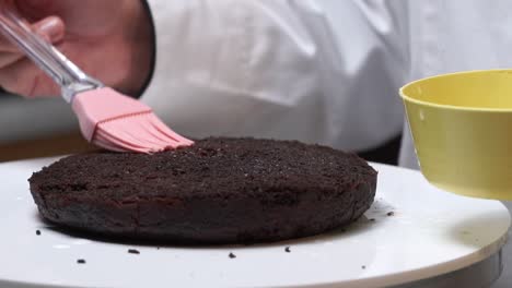 Verteilen-Von-Rosenwasser-Auf-Kuchen,-Der-Prozess-Aus-Nächster-Nähe-Macht