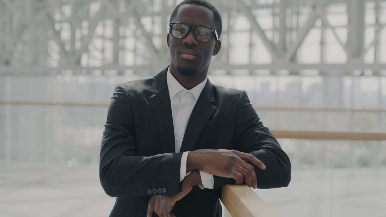 hombre de negocios en una oficina moderna