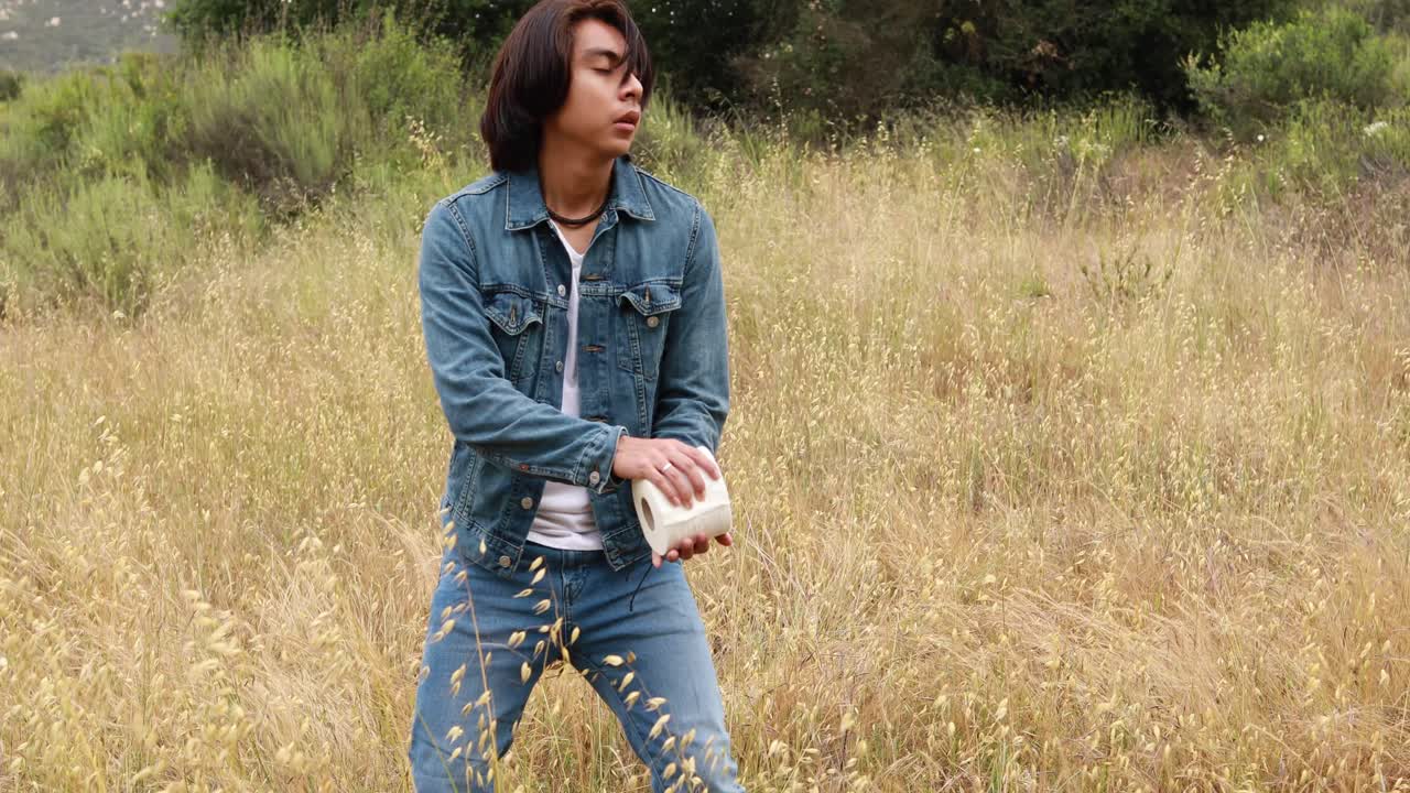 un hombre tira papel higiénico como una pelota de fútbol en un campo durante la epidemia pandémica del coronavirus covid19 1