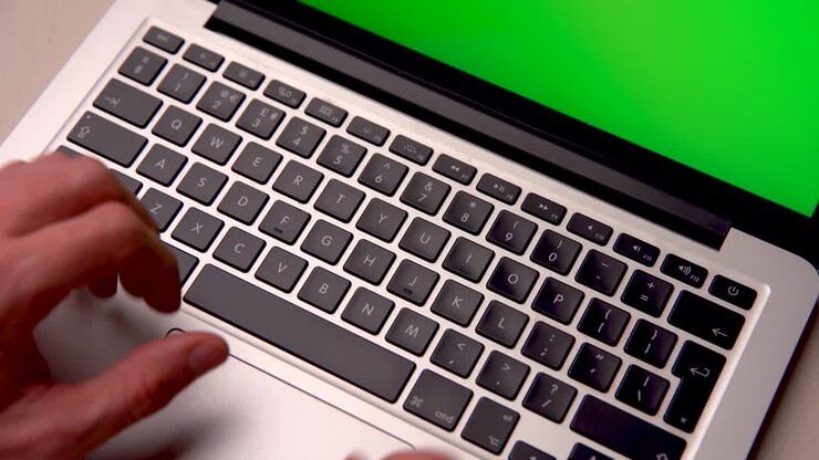 Nahaufnahme: Mann benutzt Greenscreen-Laptop am Schreibtisch zu Hause Stock-Video