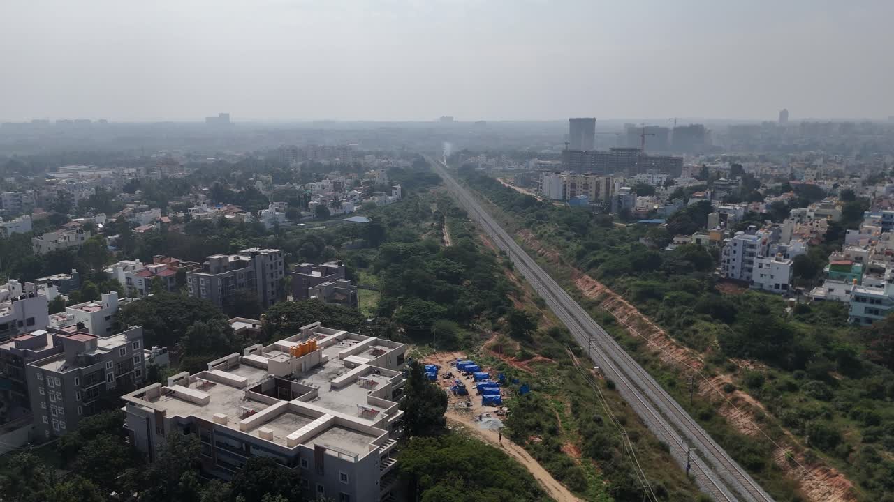 Veduta aerea con drone della Bangalore urbana con gru e progetti di sviluppo in corso