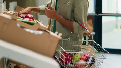 Cliente-Eligiendo-Verduras-Frescas-Para-Comprar.