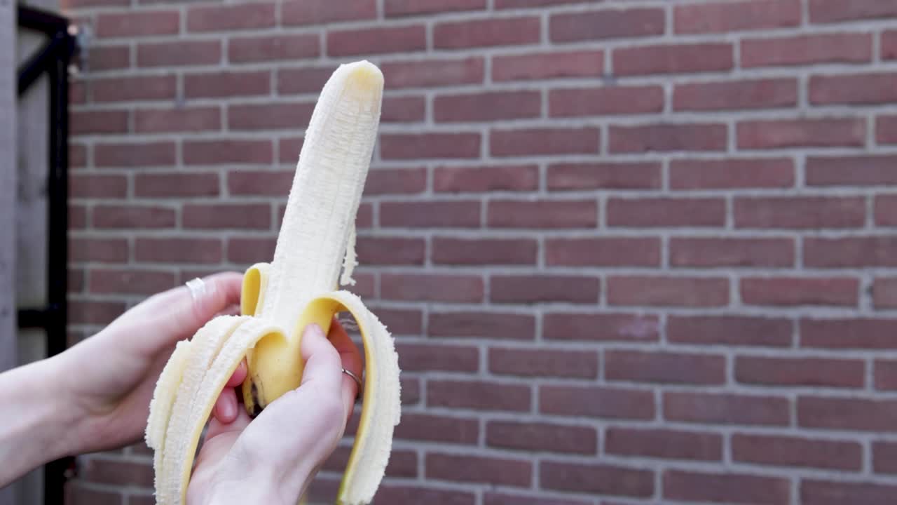 Video vom Schälen einer verzehrfertigen Banane.