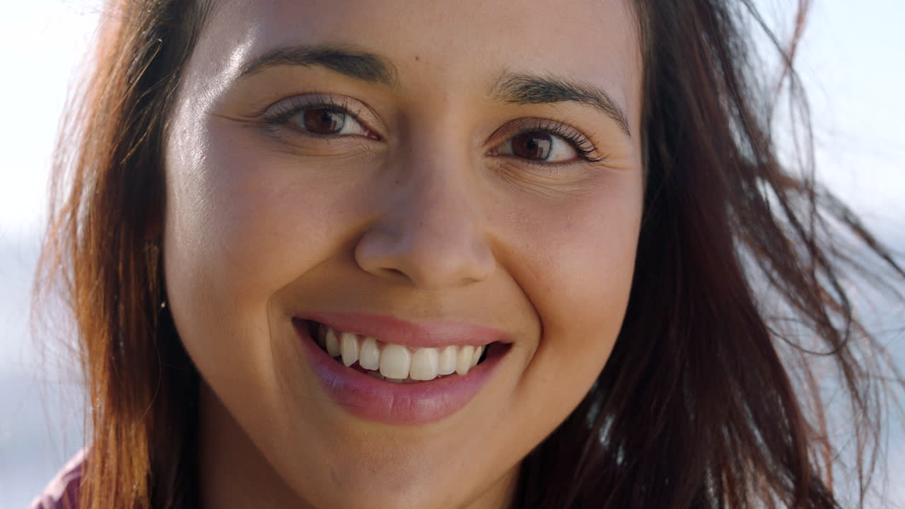 retrato de una mujer joven sonriendo afuera