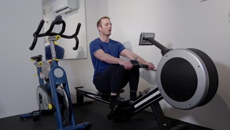 remo intenso en el gimnasio en casa: empujando los límites hasta el agotamiento