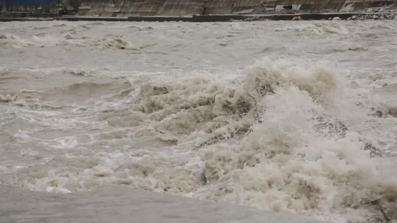 히말라야 마을을 흐르는 히말라야 산악 강 갠지스 - 인도 우타라칸드의 도시