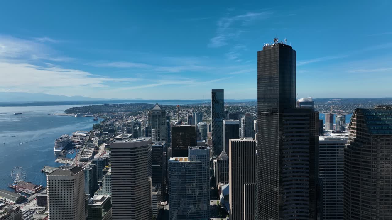 vista aérea de los poderosos rascacielos de seattle con el sonido puget en la distancia