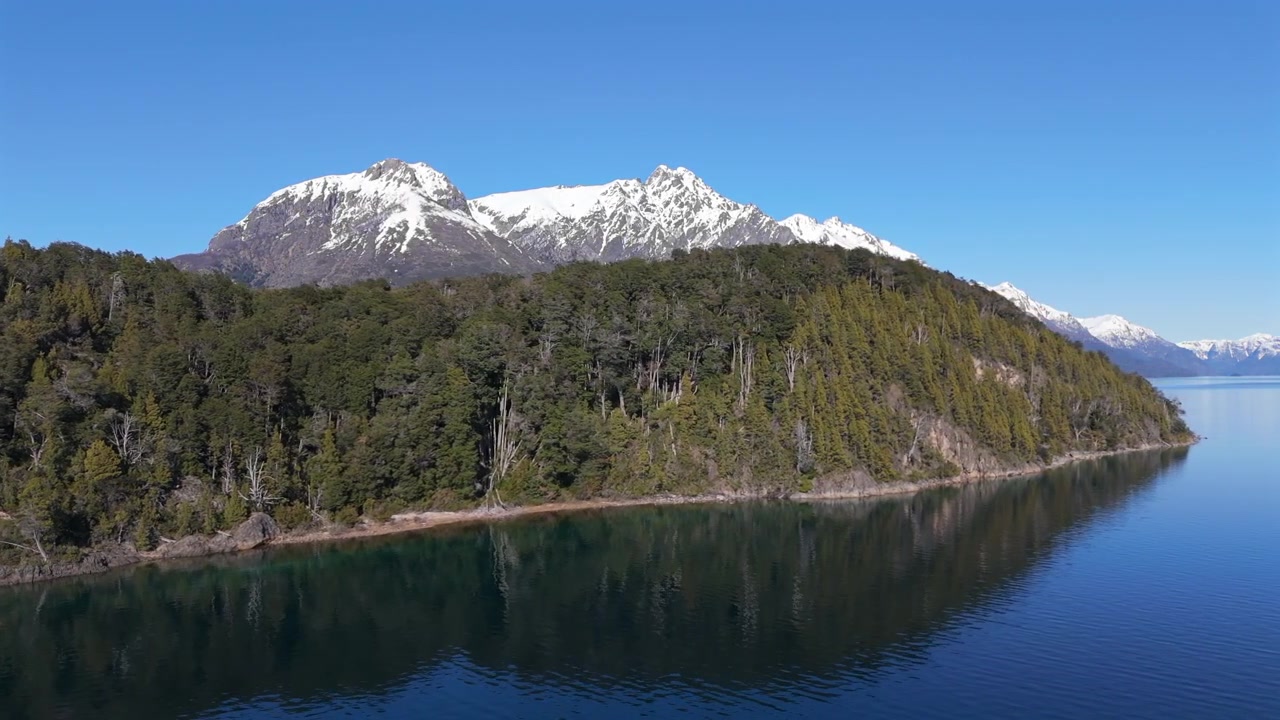 Nahuel Huapi Gölü ve Ormanı Üzerinden Havadan Görünüm, Bariloche, Patagonya Yakınlarındaki And Dağlarını Ortaya Çıkarıyor