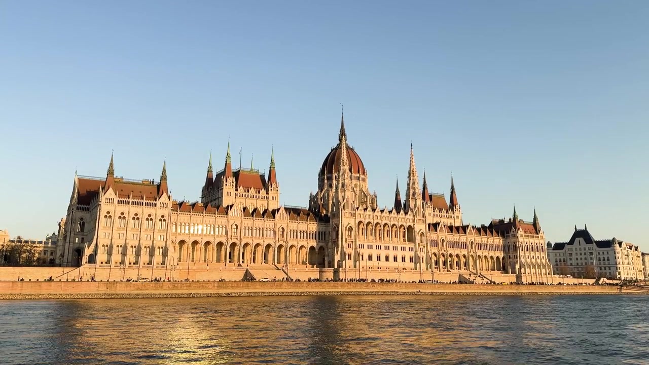 Ampia vista del Parlamento ungherese, edificio storico Országház visto dal fiume Danubio, Budapest.