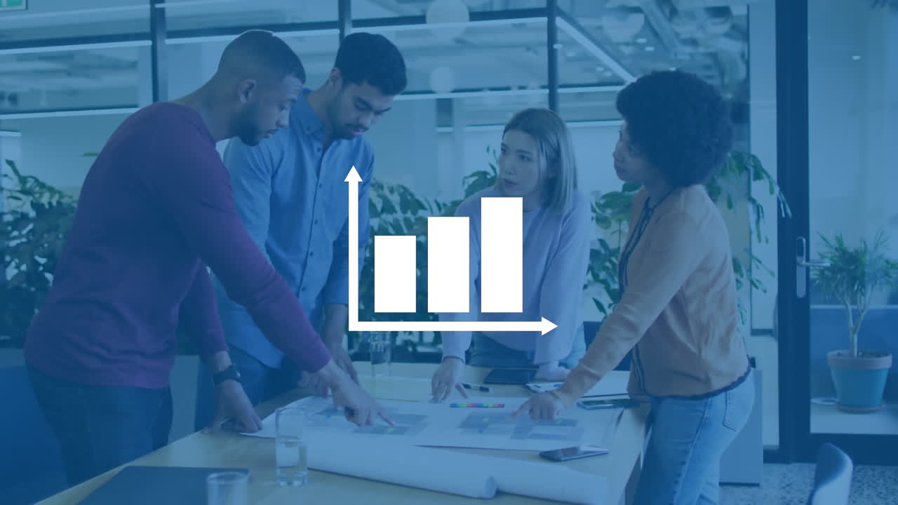 animación del icono del gráfico de barras contra un equipo de diversos colegas discutiendo un plan en la oficina