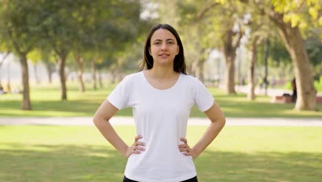 Frau-Wird-Morgens-Beim-Intensiven-Training-In-Einem-Park-Müde