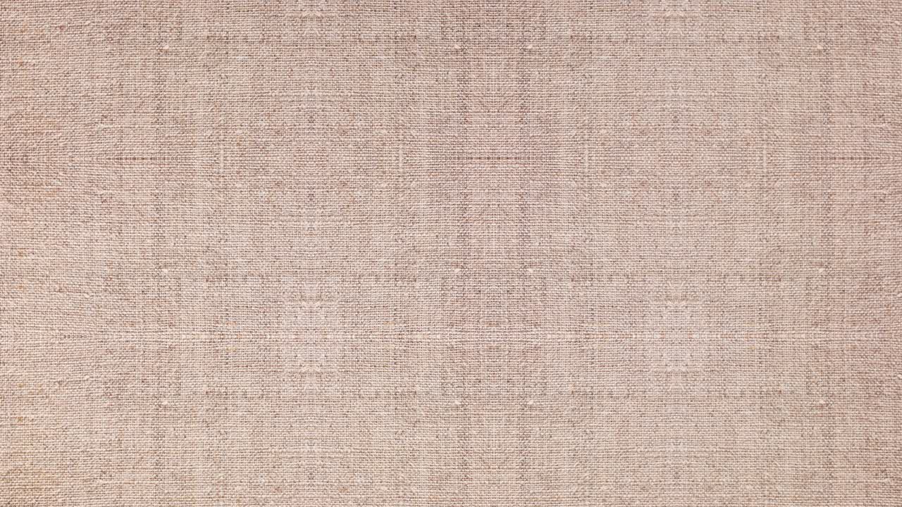 las frutas en rodajas aparecen en el lado izquierdo de la mesa de la cocina.