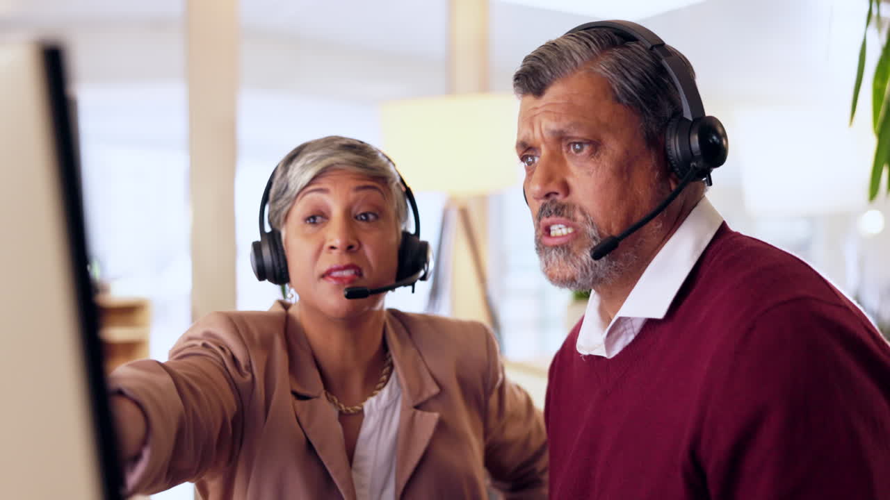 gente de planificación, computadoras y centros de llamadas