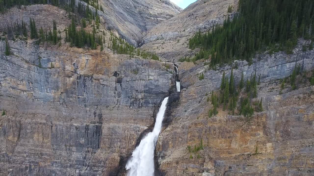 toma aérea de las hermosas cascadas de takakkaw en los bosques del parque nacional de banff, alberta, canadá