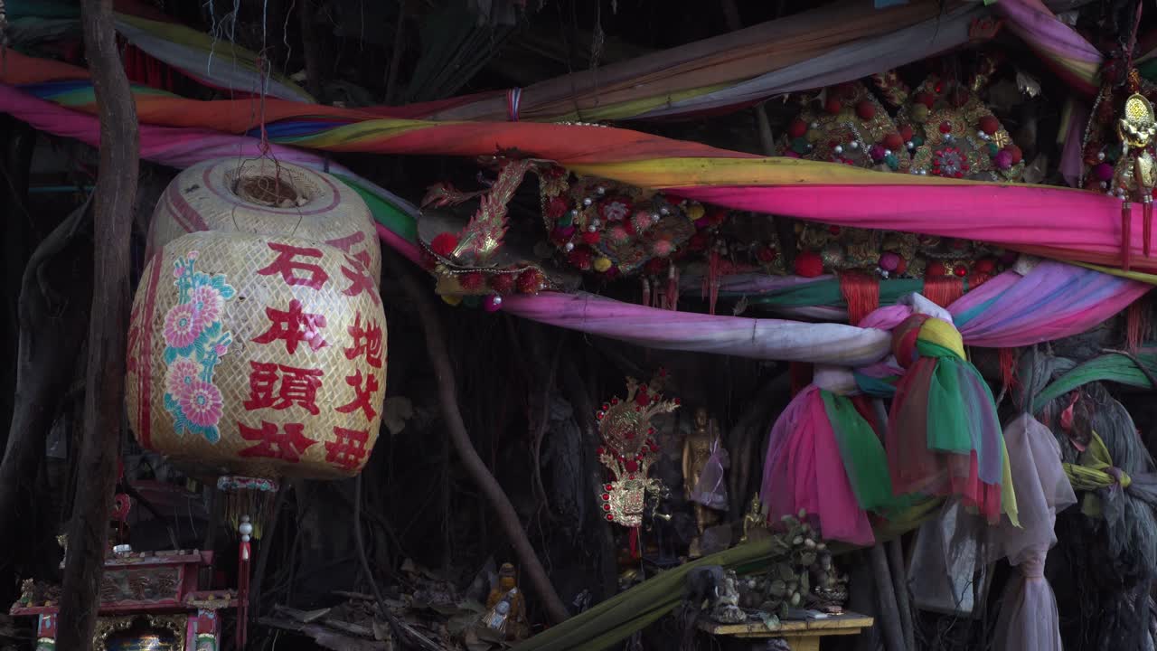 cerca de una higuera sagrada con cintas de colores y lampión en bangkok, tailandia