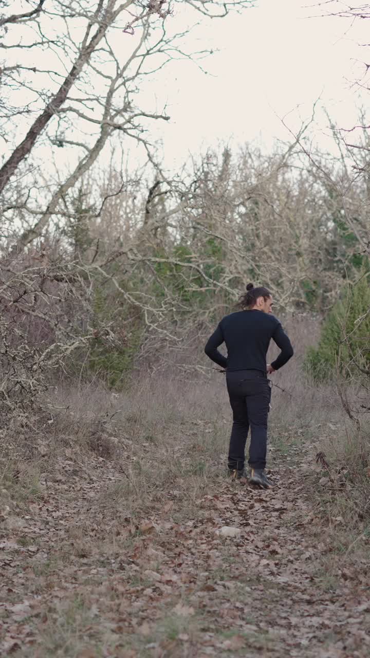un hombre caminando en un bosque