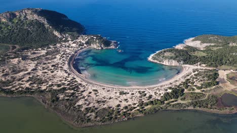 drone de órbita cinematográfica filmado en la playa de voidokilia, grecia