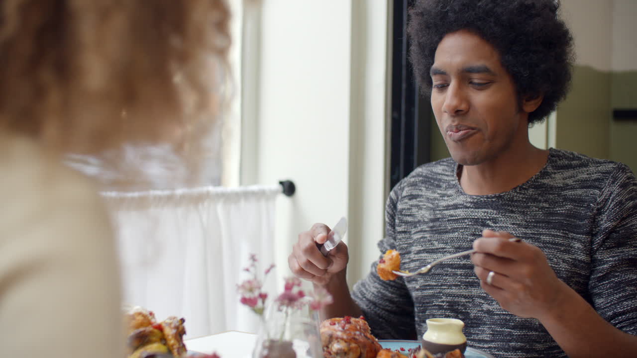 una joven pareja disfrutando de una comida en una cita en un restaurante de la ciudad