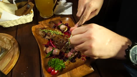 cortar el bistec en el tablero