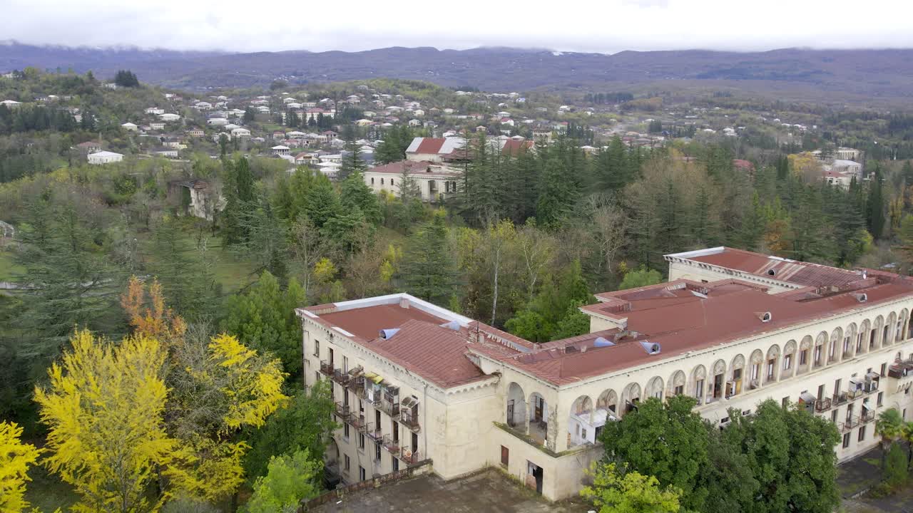 vista aérea sobre el sanatorio metalúrgico abandonado en tskaltubo, georgia
