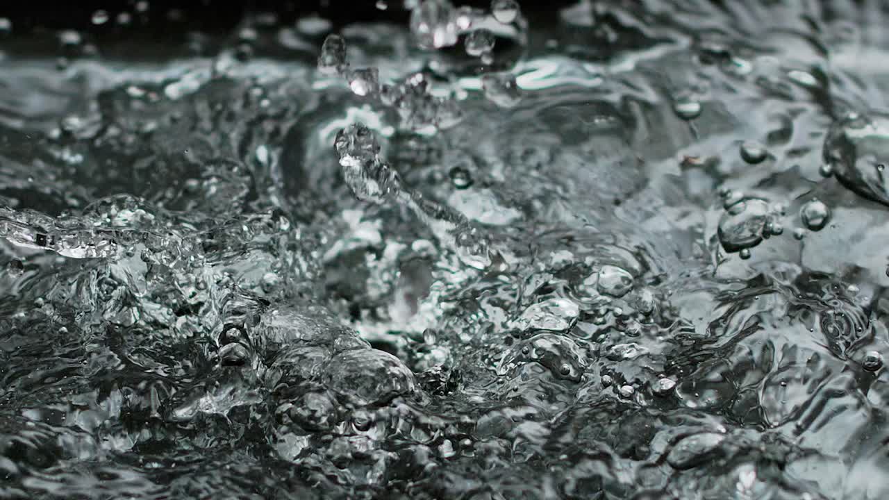 Versement d'eau pure et fraîche à 1 970 ips avec une caméra Phantom