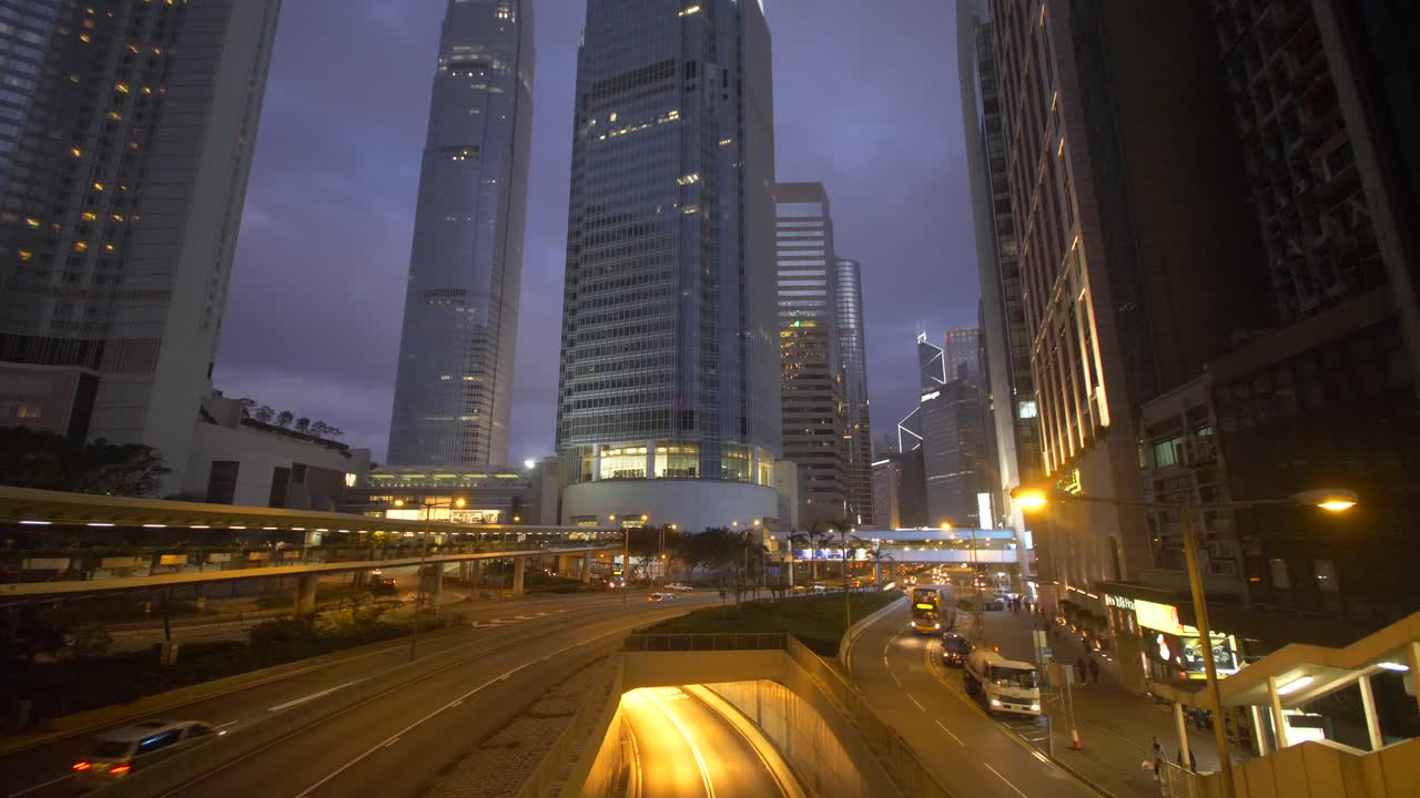 rascacielos de hong kong al anochecer