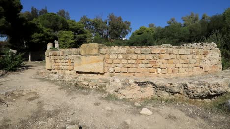 Sunny-day-at-the-ancient-Roman-ruins-in-Carthage,-Tunisia,-with-a-clear-blue-sky