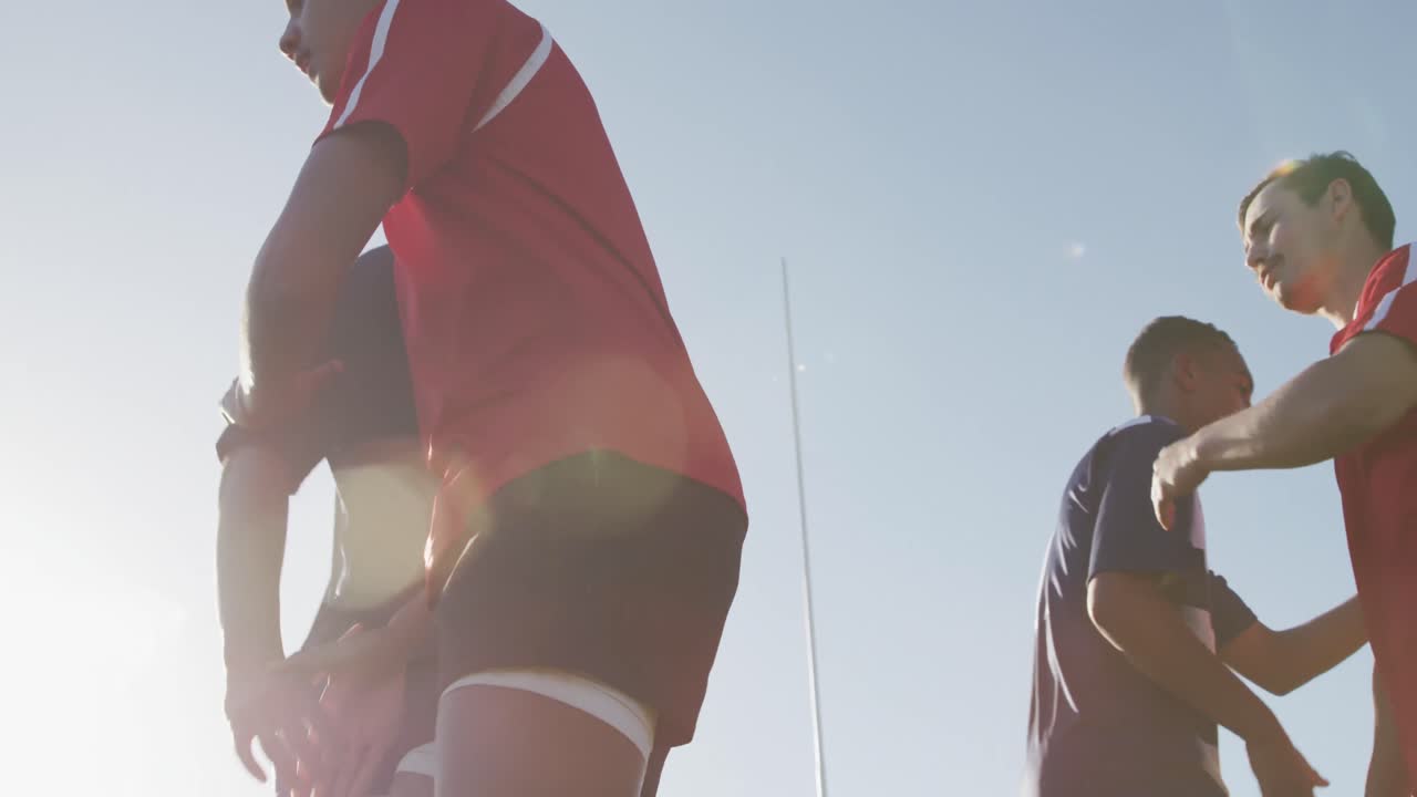 럭비 선수 들 이 경기장 에서 상대 팀 을 만난다