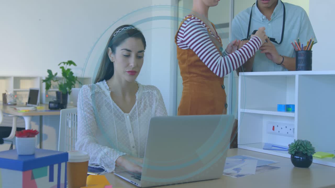 animación de escaneo de alcance sobre diversas personas de negocios